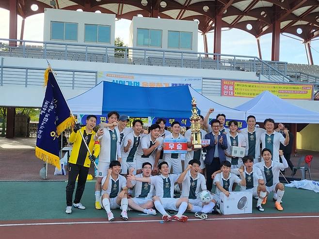 23일 기자협회 축구대회에서 우승 트로피를 받은 동아일보 선수들이 단체사진 촬영에 임한 모습.