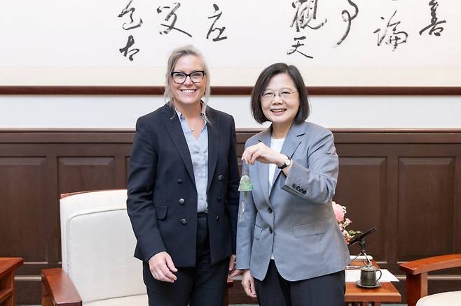 차이잉원 대만 총통(오른쪽)과 케이티 홉스 미국 애리조나주 주지사가 지난 19일 타이베이 총통실에서 기념사진을 찍고 있다. /로이터