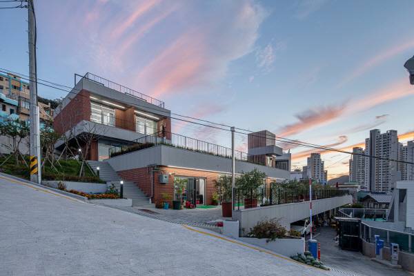 2023 부산다운 건축상 대상으로 선정된 영도구 봉산마을 소재 ‘베리베리굿 봉산센터’ 총 5개의 층으로 이루어져 있다. 사진=플로건축사사무소 / 촬영=타별