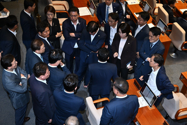 21일 국회 본회의에서 더불어민주당 이재명 대표의 체포동의안이 가결된 후 더불어민주당 의원들이 심각한 표정으로 대화를 하고 있다. 김정록 기자