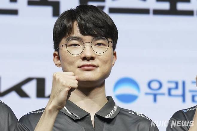 이상혁이 지난달 28일 오후 서울 중구 서울시청에서 열린 ‘항저우 아시안게임 대한민국 e스포츠 국가대표 출정식’에서 포즈를 취하고 있다. 사진=임형택 기자