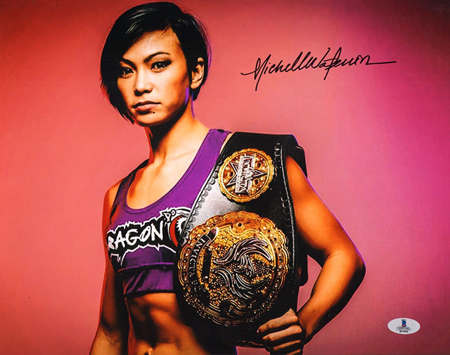 미셸 워터슨고메즈가 2015년 UFC 스트로급에 진출하자 경매에 나온 인빅타 아톰급 챔피언 시절 친필 서명 포스터.