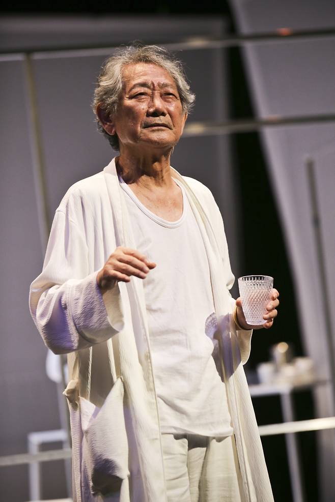 전무송은 병상에 있을 때 ‘더 파더’의 대본을 받았다. 작품은 그를 다시 살게 했다. 자리에서 일어날 때마다 휘청거리기 일쑤였는데, 기적처럼 기력이 회복됐다. 딸과 아내는 “그까짓 거 왜 못하냐”며 ‘연극 정신’을 부추겼다. [스튜디오반 제공]