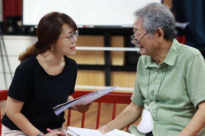 ‘연극인 가족’인 전무송· 전현아가 20년 만에 ‘부녀’로 다시 만났다. ‘더 파더(THE FATHER)’는 치매로 기억을 지워가는 아버지 ‘앙드레’와 그를 돌보는 딸 ‘안느’의 이야기를 담는다. [스튜디오반 제공]