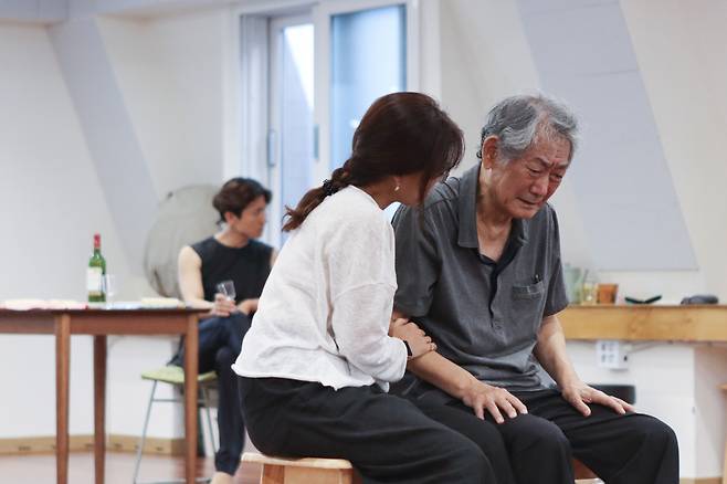 전무송(82)· 전현아(52) 부녀가 20년 만에 무대에서 ‘부녀’로 다시 만났다. ‘더 파더(THE FATHER)’를 통해서다. [스튜디오반 제공]