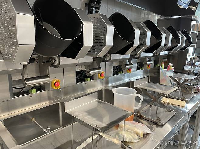 서울 강남구 역삼동에 알엔 주방 내 배치된 조리로봇 에이트키친의 모습. 총 5대의 에이트키친는 하루 평균 150그릇의 파스타를 생산할 수 있다. 전새날 기자