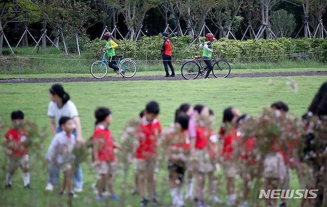 [제주=뉴시스] 우장호 기자 = 흐린 날씨를 보인 22일 오전 제주시민복지타운을 찾은 시민들이 자전거를 타며 아침 운동을 하고 있다. 2023.09.22. woo1223@newsis.com