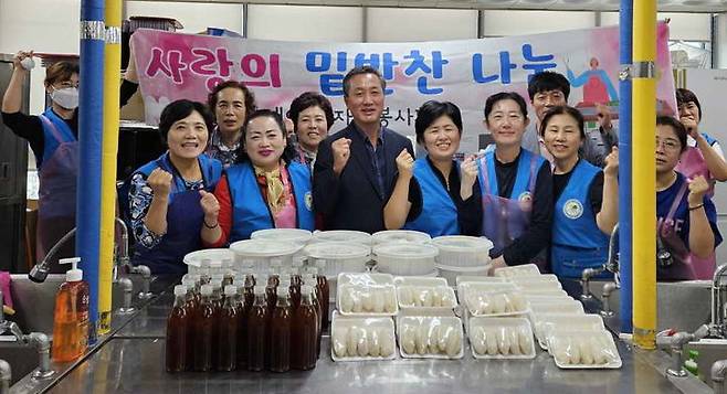 내이동 자원봉사회원들이 추석맞이 사랑의 밑반찬 나눔 봉사를 하고 있다. (사진=밀양시 제공) *재판매 및 DB 금지