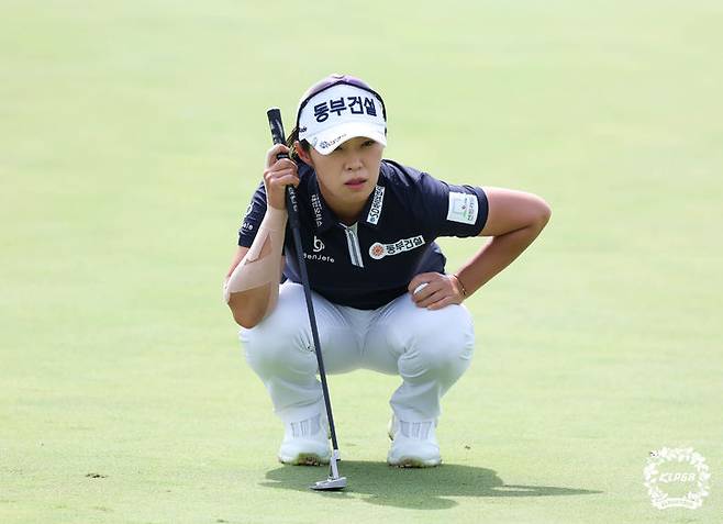 [서울=뉴시스]김수지 하나금융그룹챔피언십 3R 9번홀 그린파악. 2023.09.23. (사진=KLPGA 제공)  *재판매 및 DB 금지