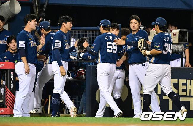 [OSEN=잠실, 지형준 기자] 22일 오후 서울 잠실야구장에서 ‘2023 신한은행 SOL KBO리그’ LG 트윈스와 NC 다이노스의 경기가 열렸다.3회말 2사 1,2루에서 마운드에 오른 NC 구창모가 LG 박동원을 유격수 땅볼로 처리하며 더그아웃으로 향하고 있다. 2023.09.22 /jpnews@osen.co.kr