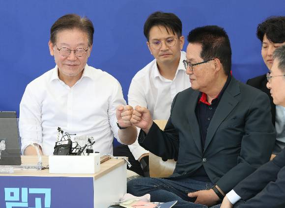 박지원 전 국가정보원장이&nbsp;지난 6일 오후 서울 여의도 국회 본청 앞 단식투쟁천막에서 단식 7일차를 맞은 이재명 더불어민주당 대표(왼쪽)를 찾아 주먹을 맞대며 응원하고 있다. 뉴스1
