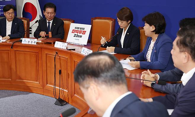 22일 국회에서 열린 더불어민주당 최고위원회의에서 정청래 최고위원이 의사봉을 두드리고 있다. 연합뉴스