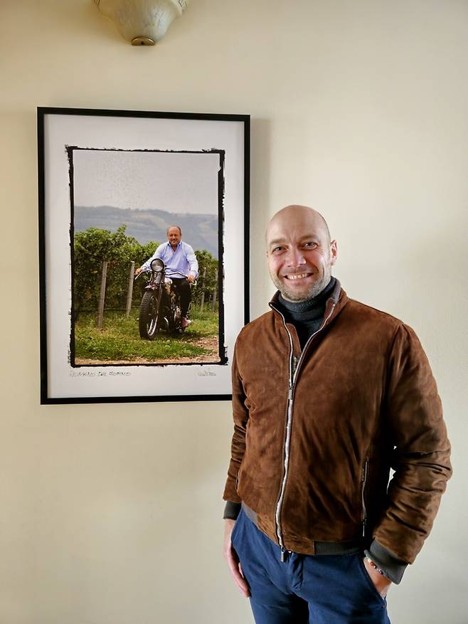 로마노 달 포르노 사진 앞에서 선 루카 달 포르노.