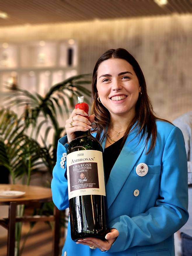 암브로장 2000 빈티지를 소개하는 소피아 니콜리스.