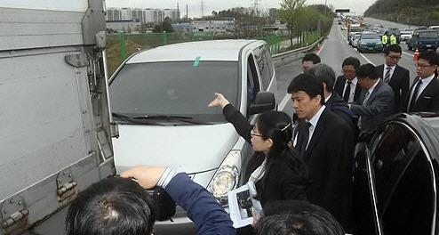 캄보디아 아내 사망 사건 직후 수사진이 경부고속도로 천안IC 부근에서 현장조사하고 있다. - 연합뉴스