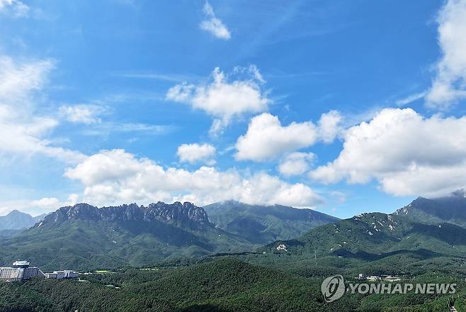 설악산 가을 하늘 지난 22일 강원 고성군 세계잼버리수련장에서 열린 2023강원세계산림엑스포 행사장에서 바라본 설악산 위로 그림 같은 가을 하늘이 펼쳐져 있다. [연합뉴스 자료 사진]