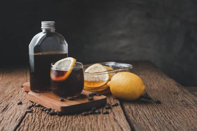 상큼한 레몬 커피, 다이어트에 큰 효과가 있다는 말이 있지만 실제로는 커피와 레몬의 조합이 특별한 효과를 내지는 않는다는 게 전문가들의 공통된 의견이다.[사진=게티이미지뱅크]