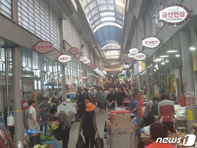 24일 오전 9시쯤 광주 북구 말바우시장에 추석 명절 음식을 준비하기 위한 손님들의 발길이 이어지고 있다. 2023.9.24/뉴스1 ⓒ News1 전원 기자