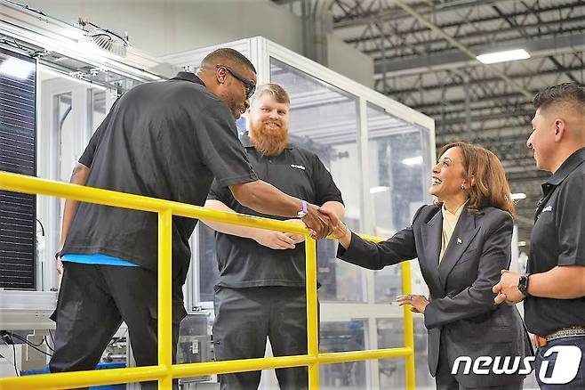카멀라 해리스 미국 부통령이 지난 4월6일(현지시간) 조지아주 달튼에 위치한 한화솔루션 태양광 모듈 공장을 둘러보고 현장 근무자들과 이야기하고 있는 모습.(한화솔루션 제공) ⓒ News1 한재준 기자