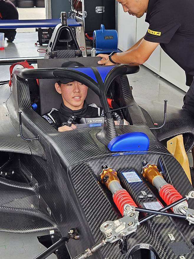 ◇송하림이 FDA 아시아-오세아니아 지역 예선을 앞두고, 24일 말레이시아 세팡서킷에서 최고 시속 250㎞까지 나가는 TATUUS F421 머신에 올라 페달 위치와 안전벨트, 사이드 미러 등을 조정하는 차량 세팅을 하고 있다. 사진제공=포뮬러매니지먼트컴퍼니
