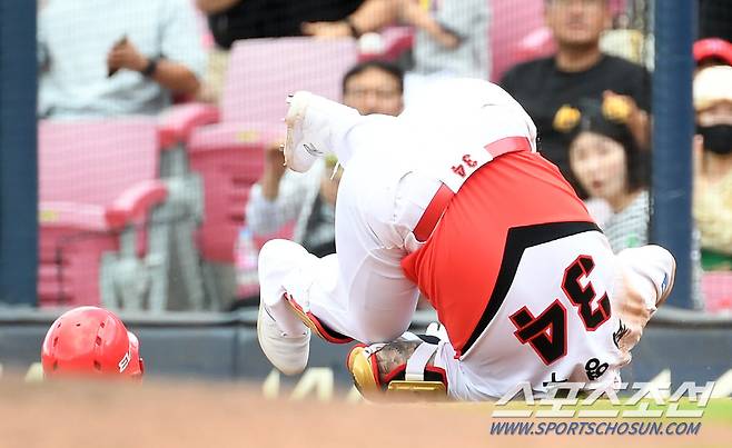 2023 KBO리그 KIA 타이거즈와 KT 위즈의 경기가 24일 광주기아챔피언스필드에서 열렸다. 7회말 KIA 최형우가 타격 후 1루로 향하는 과정에서 KT 박병호와 충돌한 뒤 넘어지고 있다. 광주=박재만 기자pjm@sportschosun.com/2023.09.24/