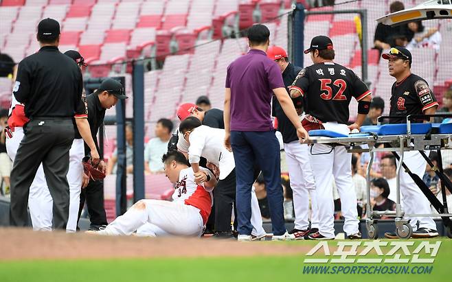 2023 KBO리그 KIA 타이거즈와 KT 위즈의 경기가 24일 광주기아챔피언스필드에서 열렸다. 7회말 KIA 최형우가 타격 후 1루로 향하는 과정에서 KT 박병호와 충돌한 뒤 통증을 호소하고 있다. 광주=박재만 기자pjm@sportschosun.com/2023.09.24/
