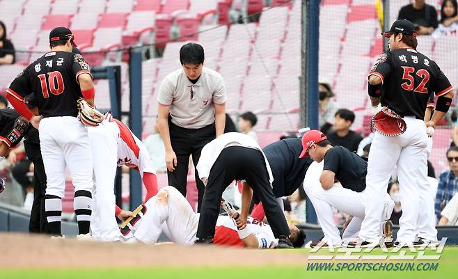 2023 KBO리그 KIA 타이거즈와 KT 위즈의 경기가 24일 광주기아챔피언스필드에서 열렸다. 7회말 KIA 최형우가 타격 후 1루로 향하는 과정에서 KT 박병호와 충돌한 뒤 통증을 호소하고 있다. 광주=박재만 기자pjm@sportschosun.com/2023.09.24/