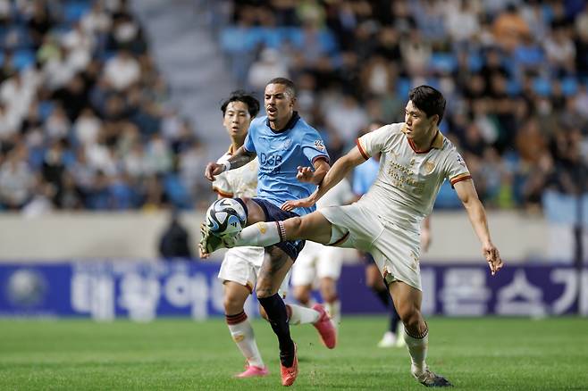 DGB대구은행파크/ K리그1/ 대구FC vs 포항스틸러스/ 대구 바셀루스, 포항 이호재/ 경합/ 사진 김재훈