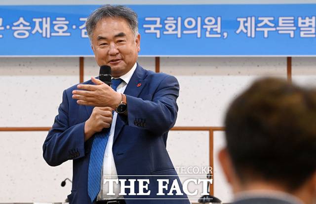 송재호 더불어민주당 의원은 24일 "대통령 말 한마디에 정부청년인턴제도가 주먹구구식으로 운영되고 있다"고 밝혔다. /더팩트 DB