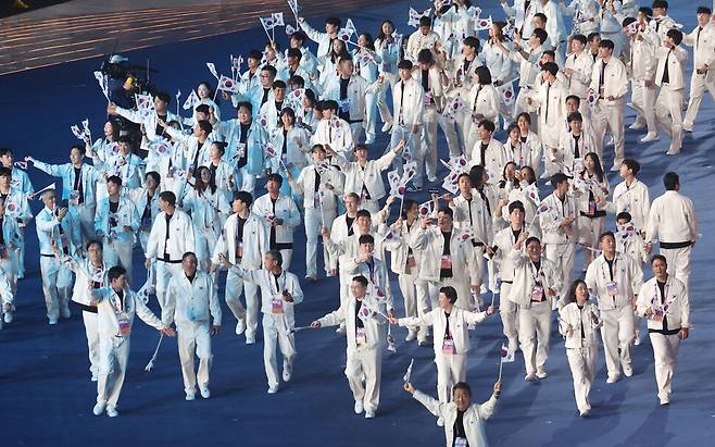 23일 중국 항저우 올림픽 스포츠센터 스타디움에서 열린 항저우 아시안게임 개막식에서 대한민국 선수단이 입장하고 있다. 공동취재사진