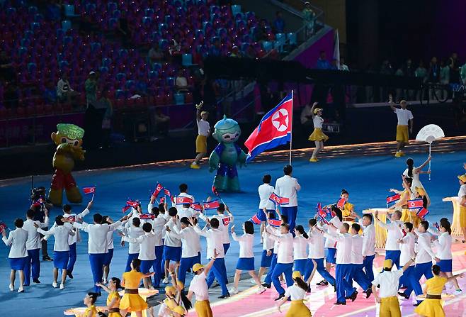 23일 중국 항저우 올림픽 스포츠센터 스타디움에서 열린 항저우 아시안게임 개막식에서 북한 선수단이 입장하고 있다. 공동취재사진