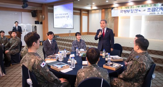 이종섭 국방부 장관이 지난 3월 14일 서울 용산구 육군회관에서 열린 국방부·초급간부 간담회에 참석해 발언하고 있다. 국방부