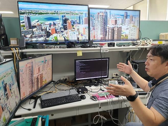 장철훈 하드웨어 개발팀장이 '리모트뷰 박스'(원격제어 하드웨어 제품)를 설명하고 있다. 윤현주 기자