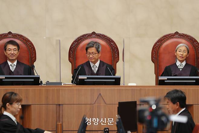 김명수 대법원장의 마지막 전원합의체 선고일인 21일 서울 서초구 대법원 대법정에서 열린 성폭력처벌법 위반(친족관계에 의한 강제추행) 혐의 등 전원합의체 선고를 위해 김명수 대법원장과 대법관들이 자리에 앉아 있다. 한수빈 기자