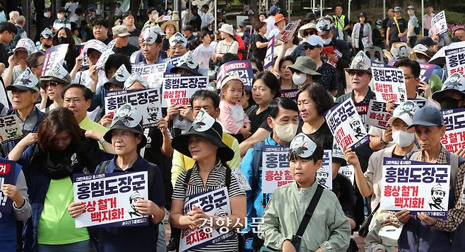 홍범도장군기념사업회 주최로 24일 서울 노원구 중계근린공원서 열린 홍범도 장군 흉상철거 백지화 서울시민 걷기대회에 참가한 시민들이 육사 앞으로 행진하기 전 철거 규탄 집회를 하고 있다. 한수빈 기자