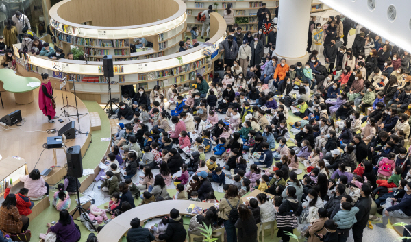 지난 2월 부산시청 1층 들락날락에서 마술피리 공연이 펼쳐져 수백 명의 어린이들이 공연을 관람하고 있다. 국제신문DB