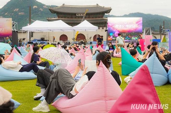 지난 16일 오후 서울 광화문광장에서 열린 광화문 책마당을 찾은 시민들이 책을 읽고 있다. 사진=김예솔