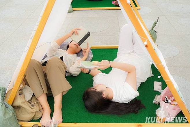 지난 16일 오후 서울 광화문광장에서 시민들이 누워서 책을 읽고 있다. 사진=김예솔