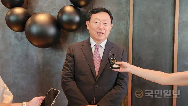 신동빈 롯데그룹 회장이 지난 22일(현지시간) 오후 롯데몰 웨스트레이크 하노이에 위치한 호텔 L7  바이 롯데 웨스트레이크 로비에서 취재진과 만나 질문에 답하고 있다. 하노이=문수정 기자