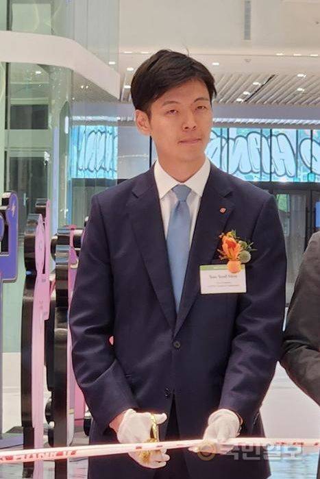 신동빈 롯데그룹 회장의 장남인 신유열 롯데케미칼 상무가 22일 베트남 하노이에서 열린 롯데몰 웨스트레이크 하노이의 그랜드 오픈식에서 테이프 커팅에 참여하고 있다. 문수정 기자