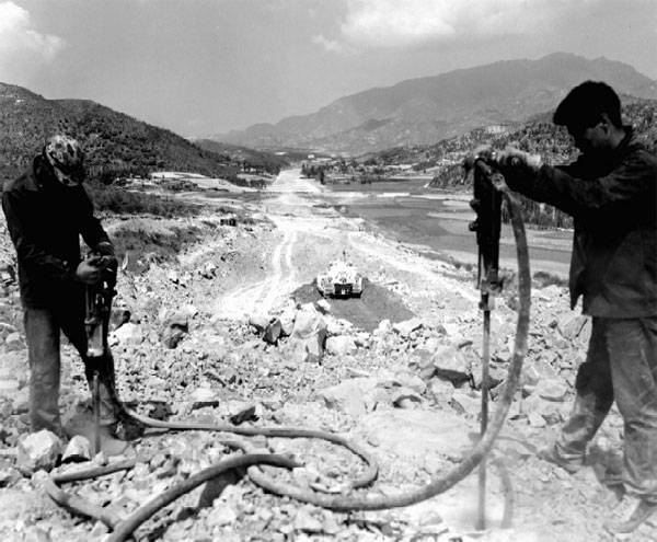 1969년 9월 경부고속도로 왜관공구 건설현장에서 작업자들이 굴착기를 사용해 암반을 부수고 있다. [정부기록사진집]