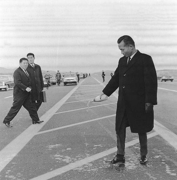 박정희 대통령이 1968년 12월 열린 경인·경수고속도로 개통식에서 개통 테이프를 끊은 뒤 도로에 샴페인을 뿌리고 있다. [정부기록사진집]