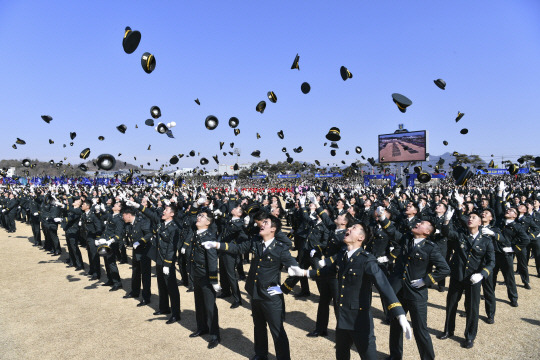 올해  2월 28일 충북 괴산 육군학생군사학교에서 열린 ‘2023년 학군장교 통합임관식’에서 모자를 던지며 환호하고 있다. 육군학생군사학교 제공