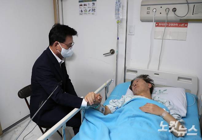 더불어민주당 박광온 원내대표가 21일 오전 서울 중랑구 녹색병원에서 단식 중인 이재명 대표를 찾아 대화를 하고 있다. (이날 오후 이 대표 체포동의안이 본회의에서 표결에 부쳐진다. 이 대표는 전날(20일) 페이스북을 통해 직접 부결을 요청했다.) 국회사진취재단