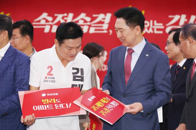 ▲21일 강서구 문화복지센터에서 열린 국민의힘 현장 최고위원회의에서 김기현 대표(오른쪽)와 김태우 강서구청장 보궐선거 후보가 대화하고 있다. ⓒ연합뉴스