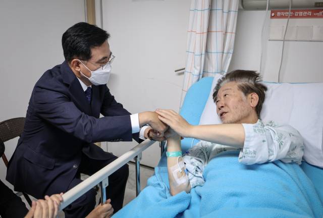 ▲더불어민주당 강서구청장 보궐선거 진교훈 후보가 22일 녹색병원에서 병상 단식 중인 이재명 대표를 만나 면담을 하고 있다. ⓒ연합뉴스