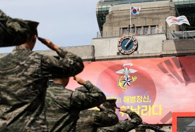 23일 서울시청 앞 광장에서 6·25전쟁 당시 서울 수복 제73주년 기념행사가 열려 그날과 같이 태극기가 게양되는 가운데 장병들이 거수경례를 하고 있다. 뉴시스