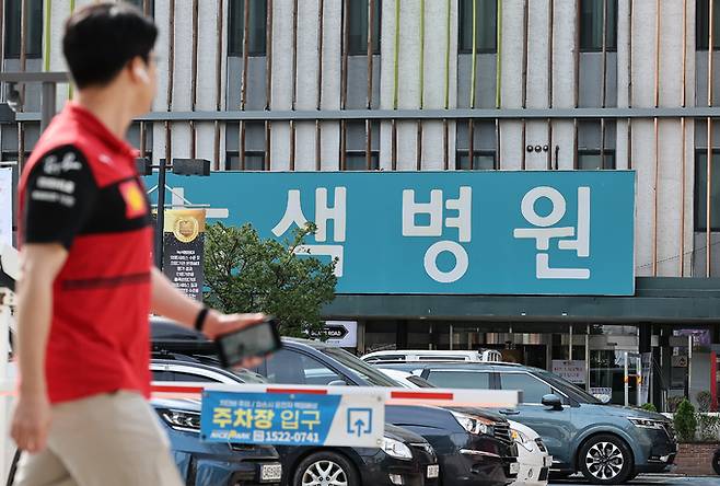 24일 서울 중랑구 녹색병원 앞으로 시민들이 지나고 있다. 지난 23일 전면적인 국정 쇄신 및 내각 총사퇴를 요구하며 단식에 돌입한 지 24일 만에 단식을 중단한 이재명 대표는 당분간 본격적인 회복 치료와 함께 의료진과 협의해 법원 출석 등 일시적인 외부 일정을 소화하겠다는 입장을 밝혔다. 뉴스1