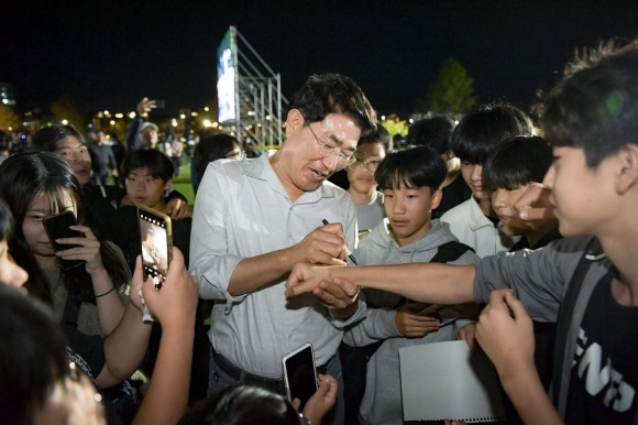 노관규 시장이 불꽃 축제장에서 관람객들과 소통하고 있다