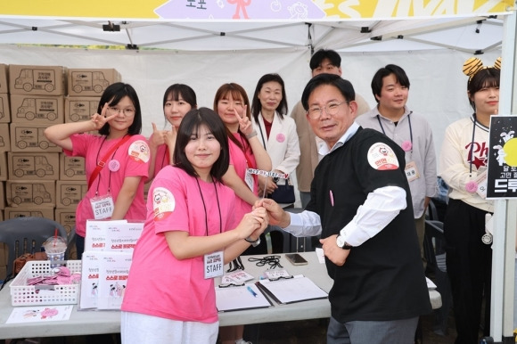 박강수(앞줄 오른쪽) 서울 마포구청장이 지난 23일 마포구 청소년 페스티벌을 찾아 축제를 기획한 청소년들과 기념사진을 찍고 있다. 2023.9.24 마포구 제공